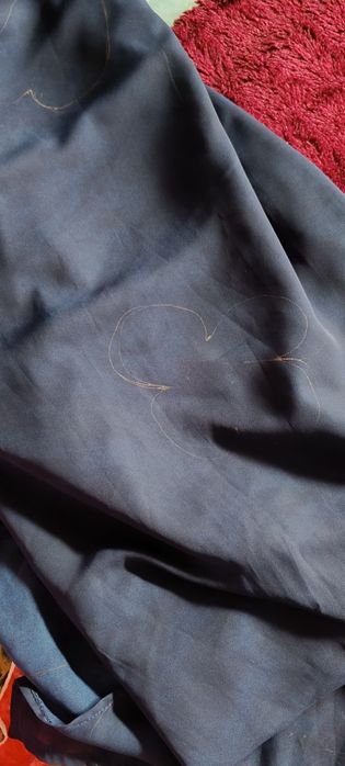 Vestido comprido azul escuro com desenhos dourados, usado