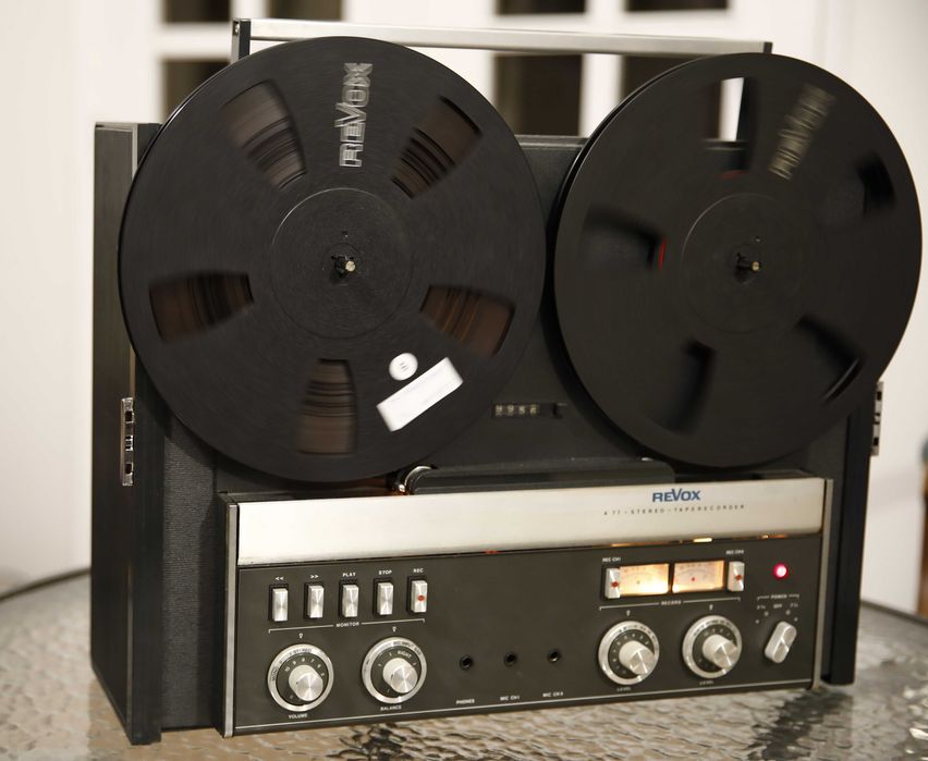 Gravador Revox A77 MK IV (2 Pistas), Modelo Valise, com amplificação propria, 4 Alti-Falantes de 10 Wats integrados