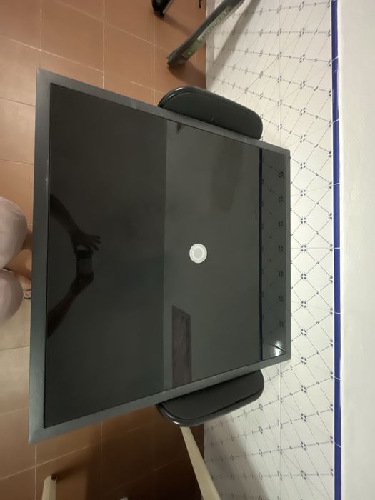 Mesa preta e duas cadeiras