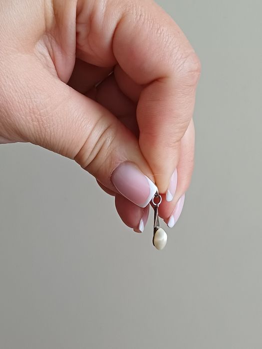 Zawieszka perła drobna skromna lekka wisiorek