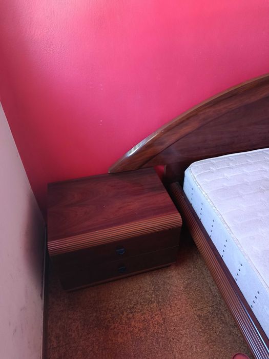 Cama de casal  com mesas de cabeceira