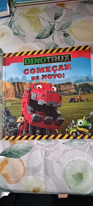Livro Dinotrux e livro beyblade