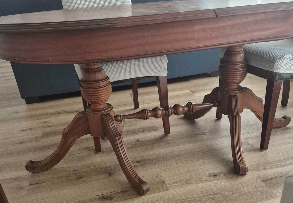 Mesa de madeira maciça.