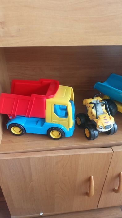 Pięć samochodów wy ciężarówki Wader, śmieciarka