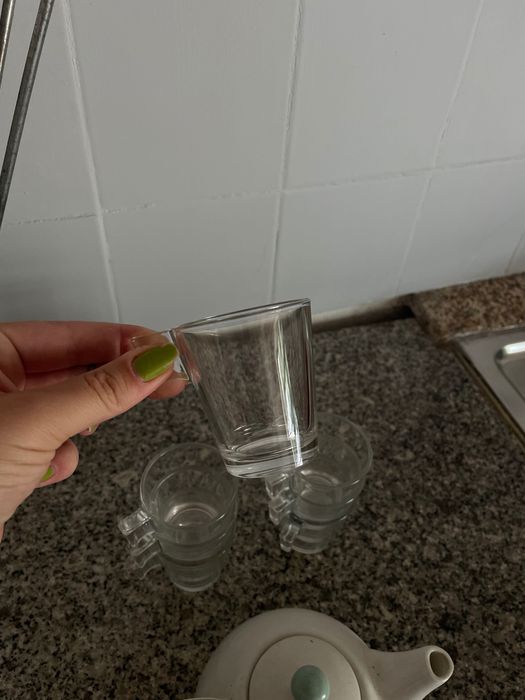 Chávenas e bule de chá