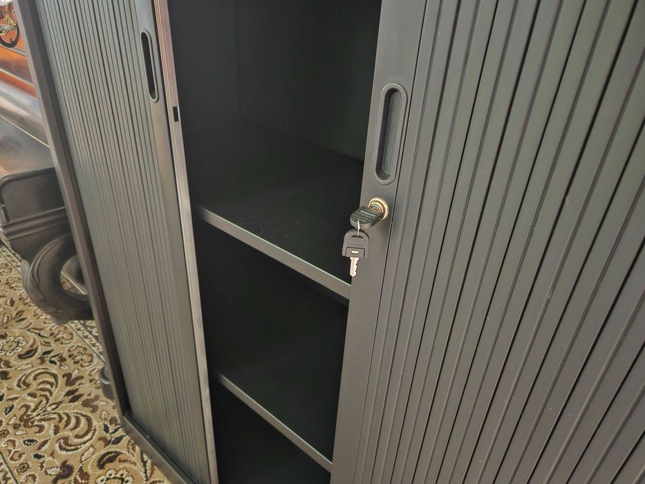 Grande armário em metal com portas de correr e chave - óptimo estado geral