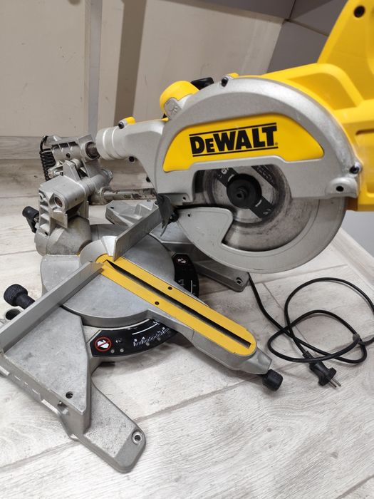 Вживане DeWalt DWS 777 торцювальна пила Деволт оригінал