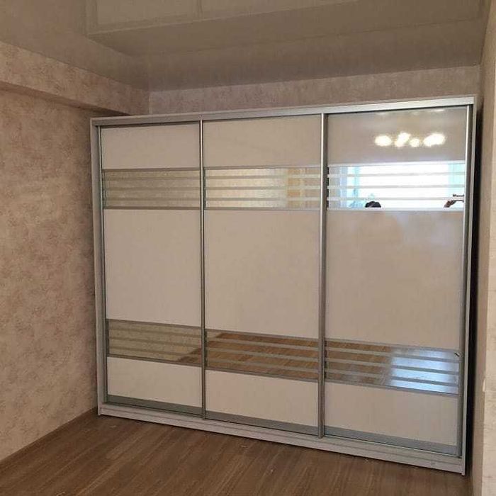 Шафа купе з фарбованим склом, тридверна шафа-купе