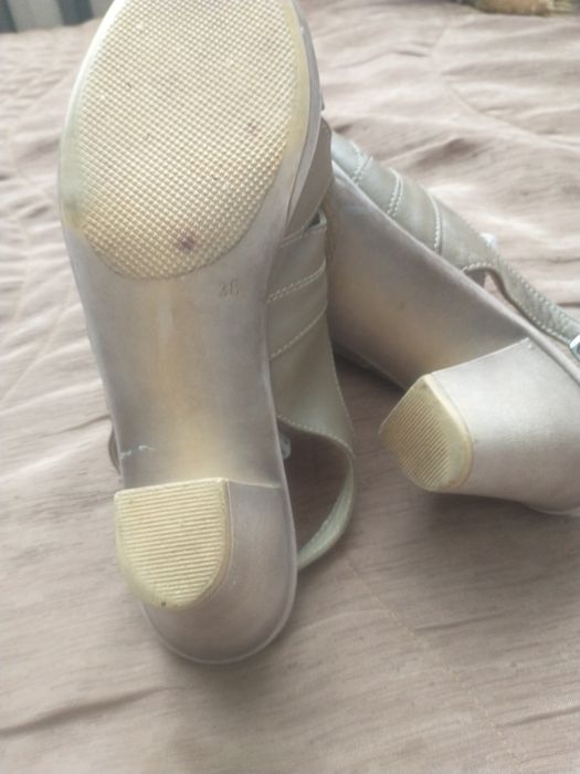 Sprzedam skórzane sandały