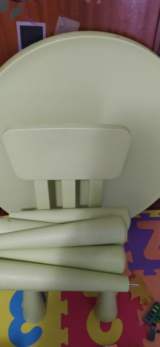 Mesa com uma cadeira IKEA para crianças