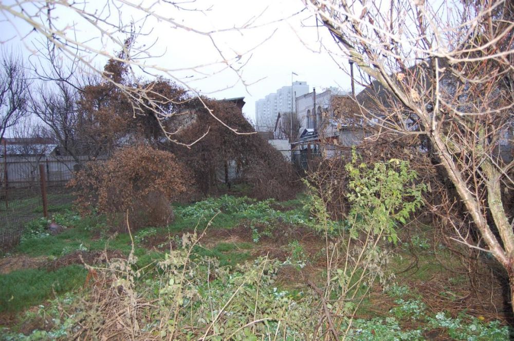 Продам 1/2 будинку та 5сот.земельна ділянка .