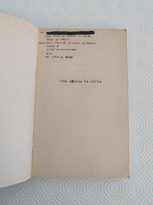 Livro "Uma Abelha na Chuva" de Carlos de Oliveira