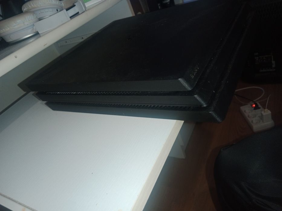 Ps4 Pro 1TB com 1 comando
