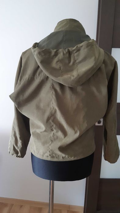 Krótka kurtka z kapturem