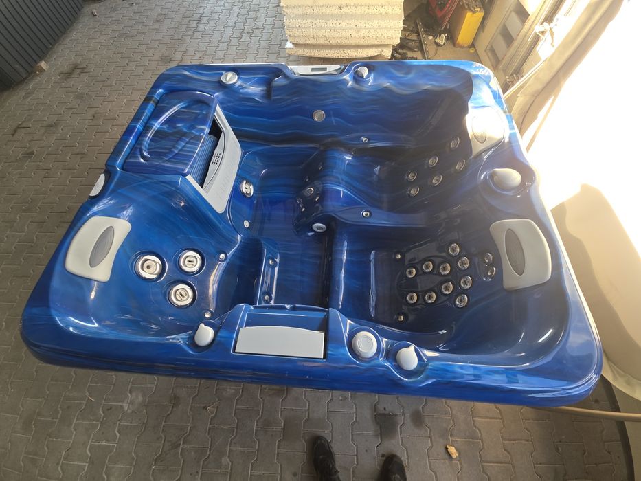 Jacuzzi ogrodowe taras ogrod caloroczne  ocieplone premium sundance spas capri