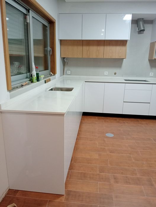 Montagem de carpintaria e mobiliário