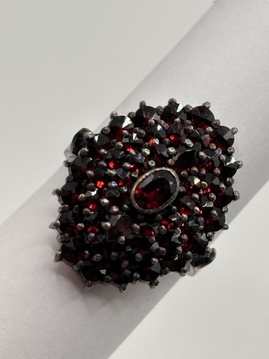 Pierścionek kopułka z granatami 0497