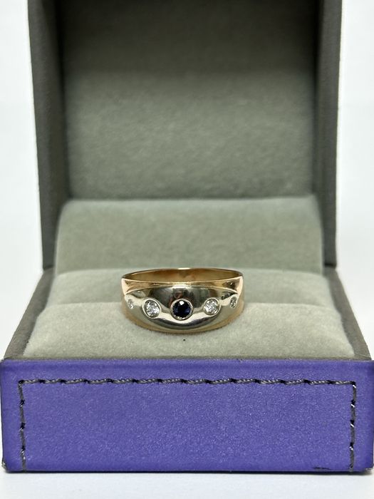 Золотое кольцо с бриллиантами и сапфиром
