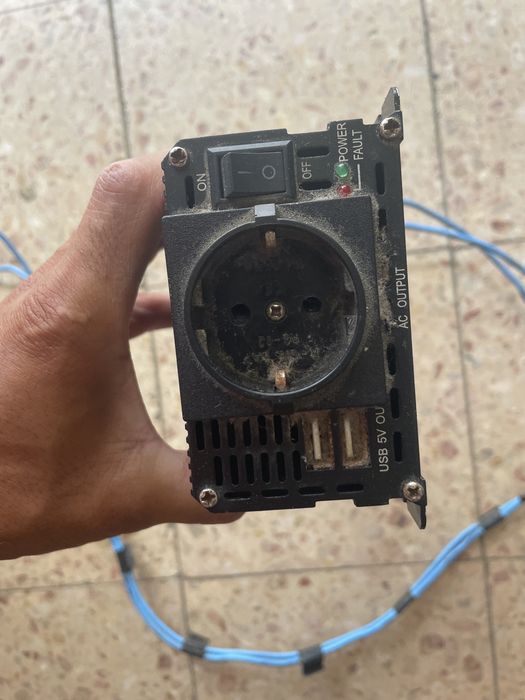 Inversor de corrente de 12V para 230V com 1500W de potência.