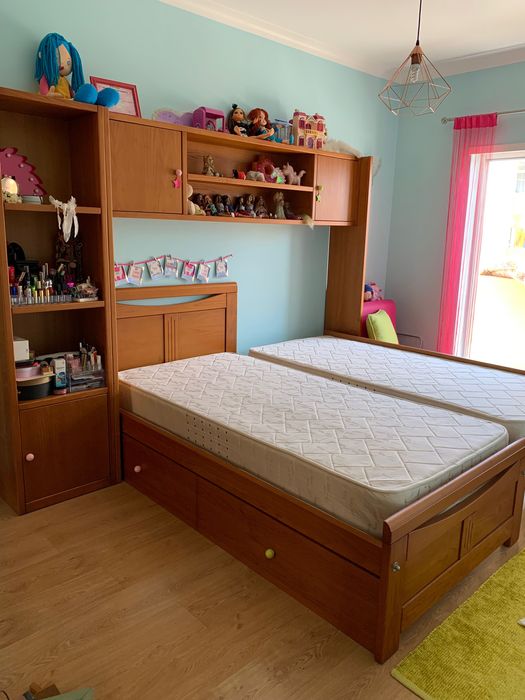 Quarto/ Estudio com 2 camas em pinho mel