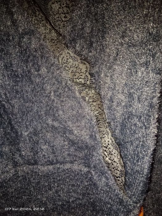 Sweter miś kudłaty dekolt V koronka
