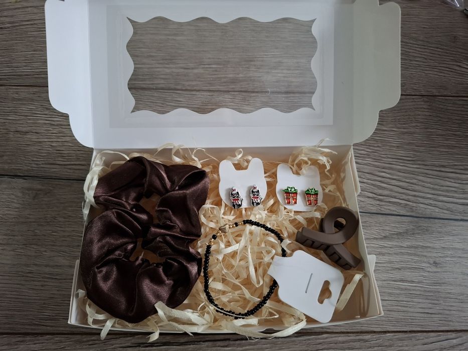 Box upominkowy mikołajki święta dla dziewczynki kolczyki gumka