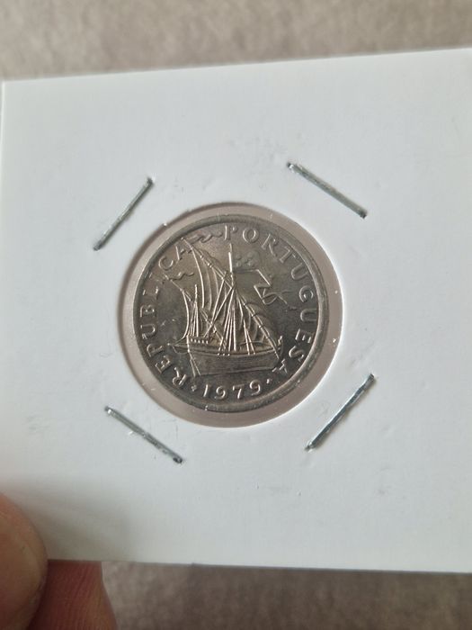 Uncirculated 2.5 Escudo Coins, €1 Each