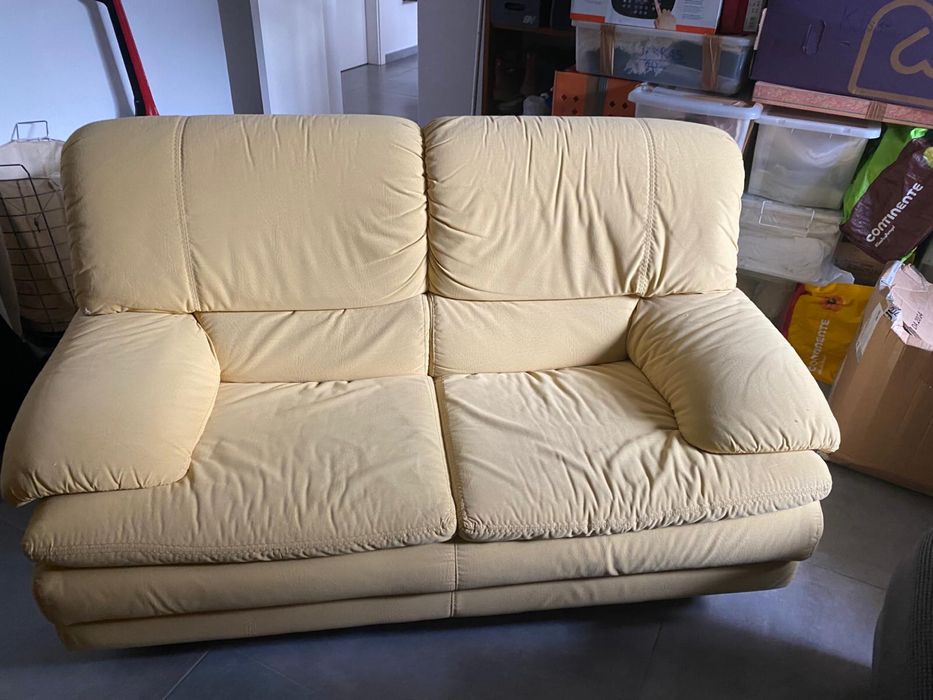 Sofás amarelos 3 lugares