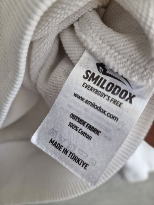 Ładna bluza Smilodox z kapturem
Dl calkowita 72cm cm 
Szerokość pachy