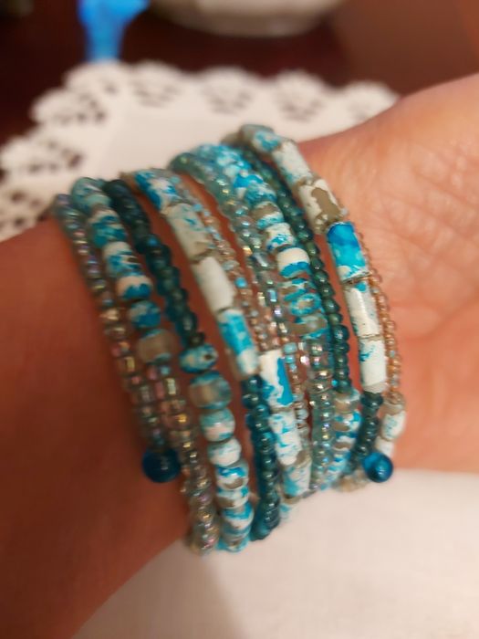 Pulseira de 10 voltas c/várias contas Turquesa e Branco.