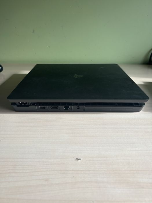 Ps4 Slim 1TB com 2 comandos e The Last of Us (remastered)