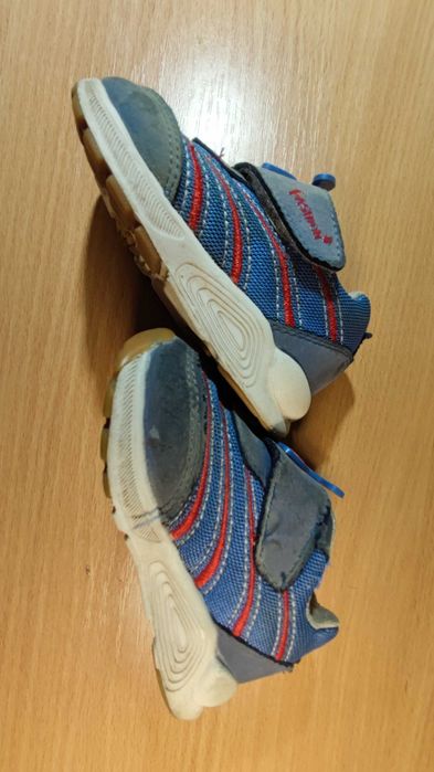 Продажа детских кроссовок р. 21