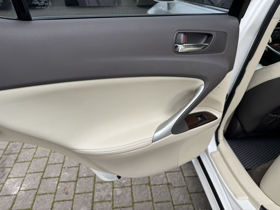 Lexus IS 2011рік пробіг 180 тис!