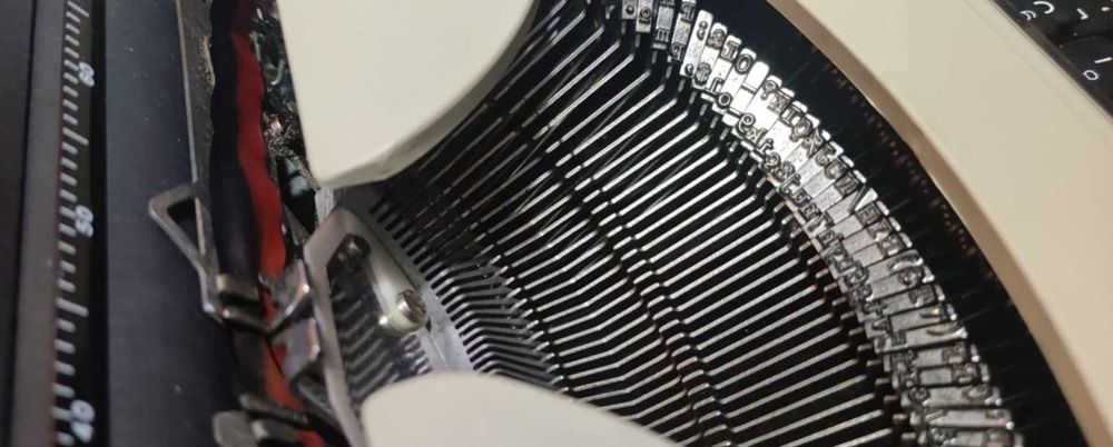 Máquina de escrever antiga mas como nova !