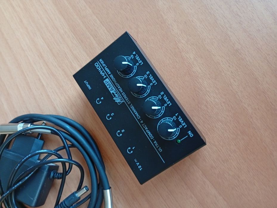 Amplificador fones 4 saídas Novo