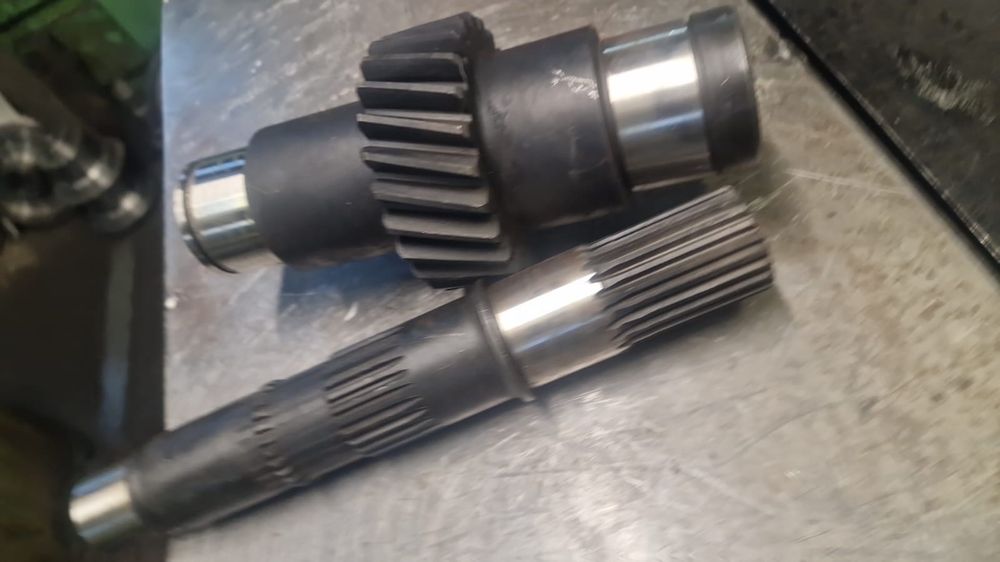 Вал коробки передач і вал гідромотора ходу екскаватора Атлас