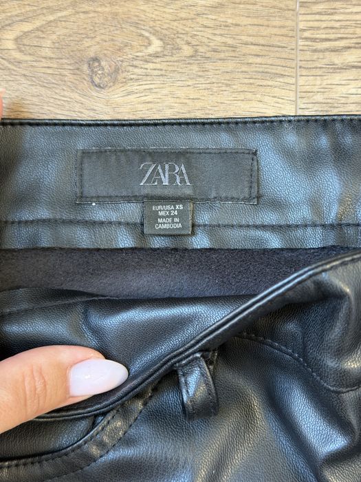 Чорні штани Zara під шкіру / екошкіра прямого крою