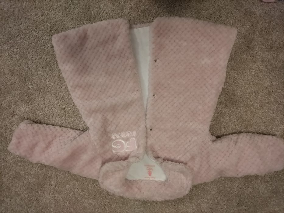 Casaco de pêlo rosa e t-shirt riscas azul e branca do FCP