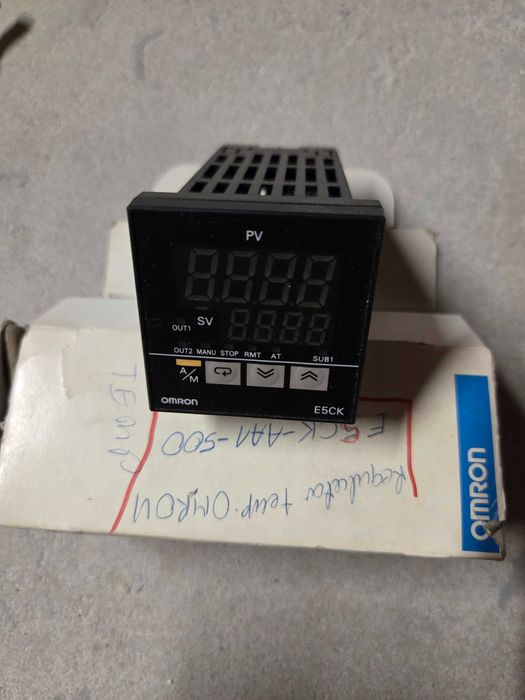 Nowy Regulator temperatury OMRON E5CK-AA1-500