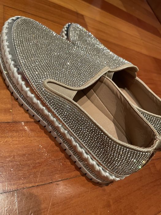 Alpercatas tipo tenis com brilhantes