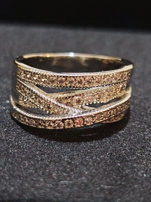 Posrebrzany pierścionek z cyrkoniami