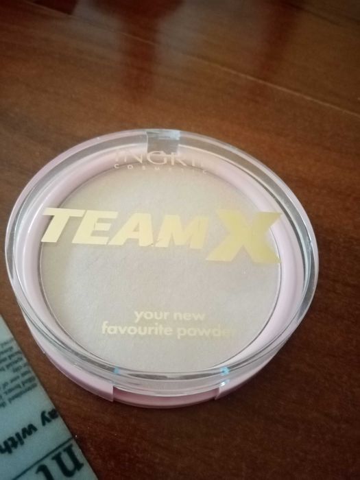 Rozświetlacz do twarzy i ciała Ingrid Team X