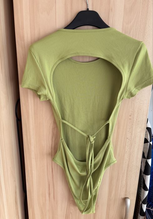 Zielone body z krótkim rękawem, odkryte plecy