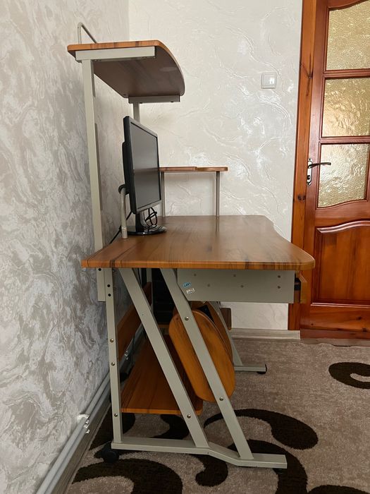 Компʼютерний стіл