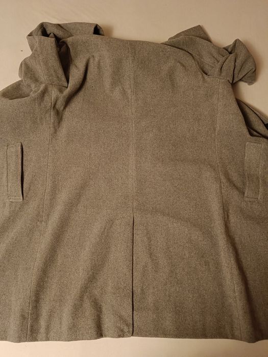 Szary męski płaszcz