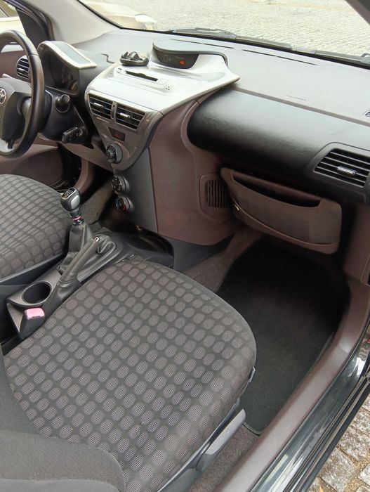 automovel toyota iq