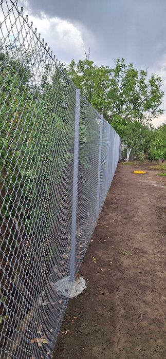 Установка забора из сетки рабицы. Установка забора со сварной сетки