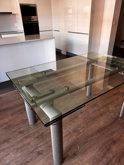 Mesa de jantar extensível em vidro temperado e metal