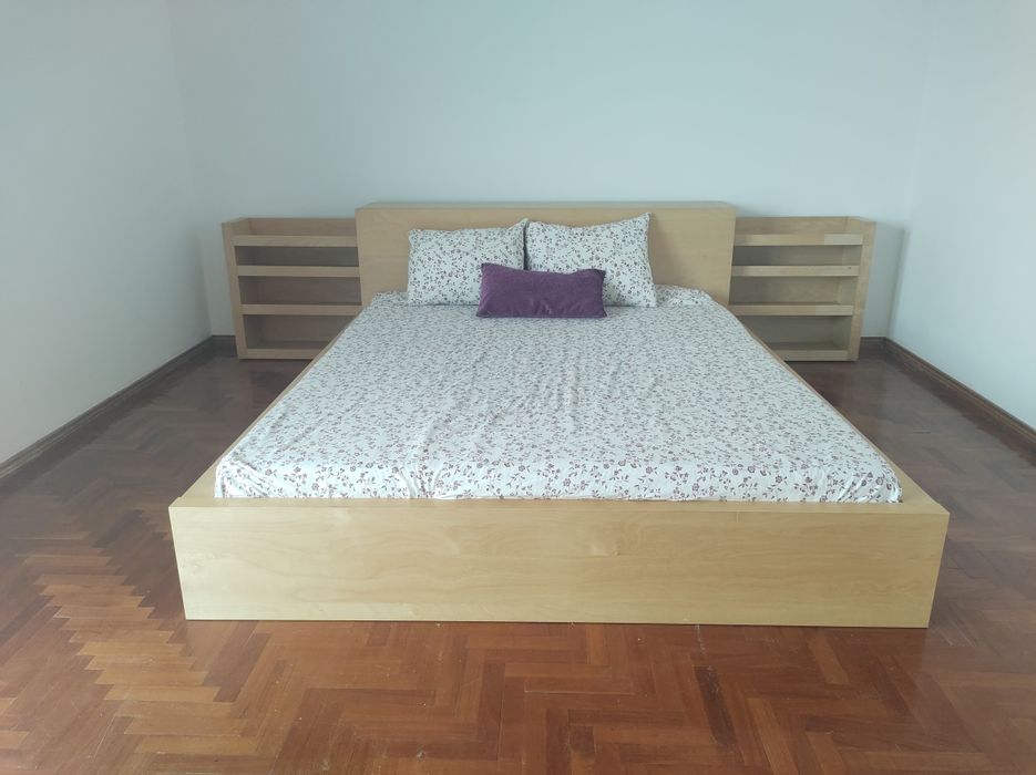 Cama com mesa de cabeceira incorporada