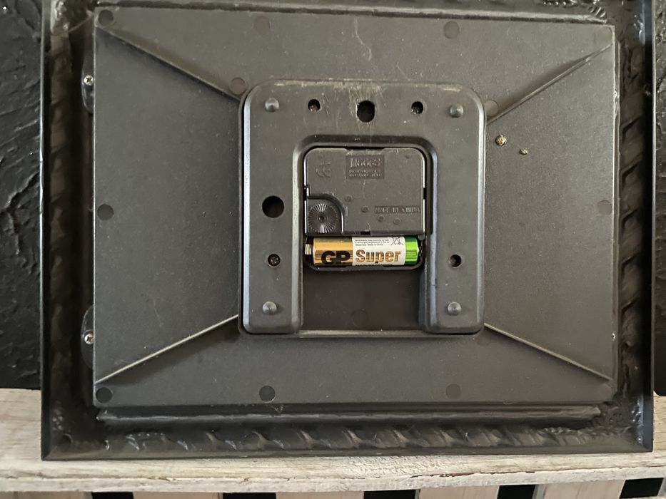 Zegar scienny na sciane do powieszenia stylizowany ma staro